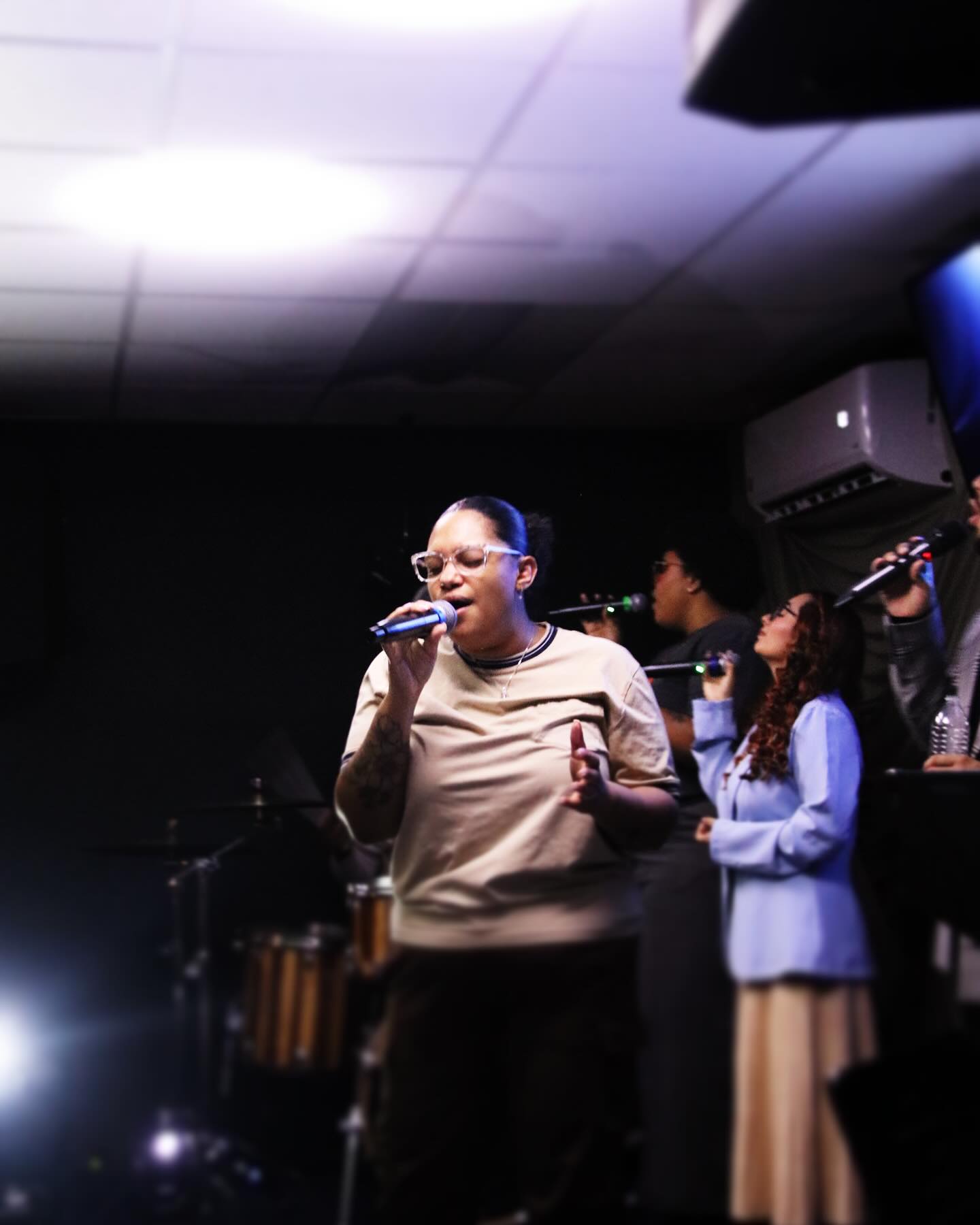 Equipo de alabanza ministrando en Revive Church
