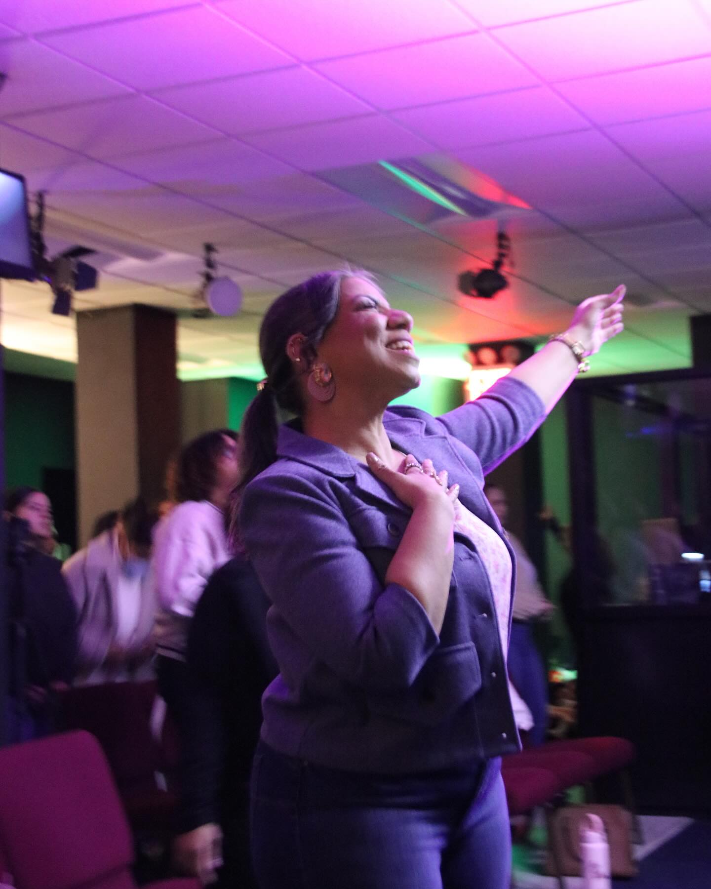 Momento de adoración con las manos levantadas en Revive Church