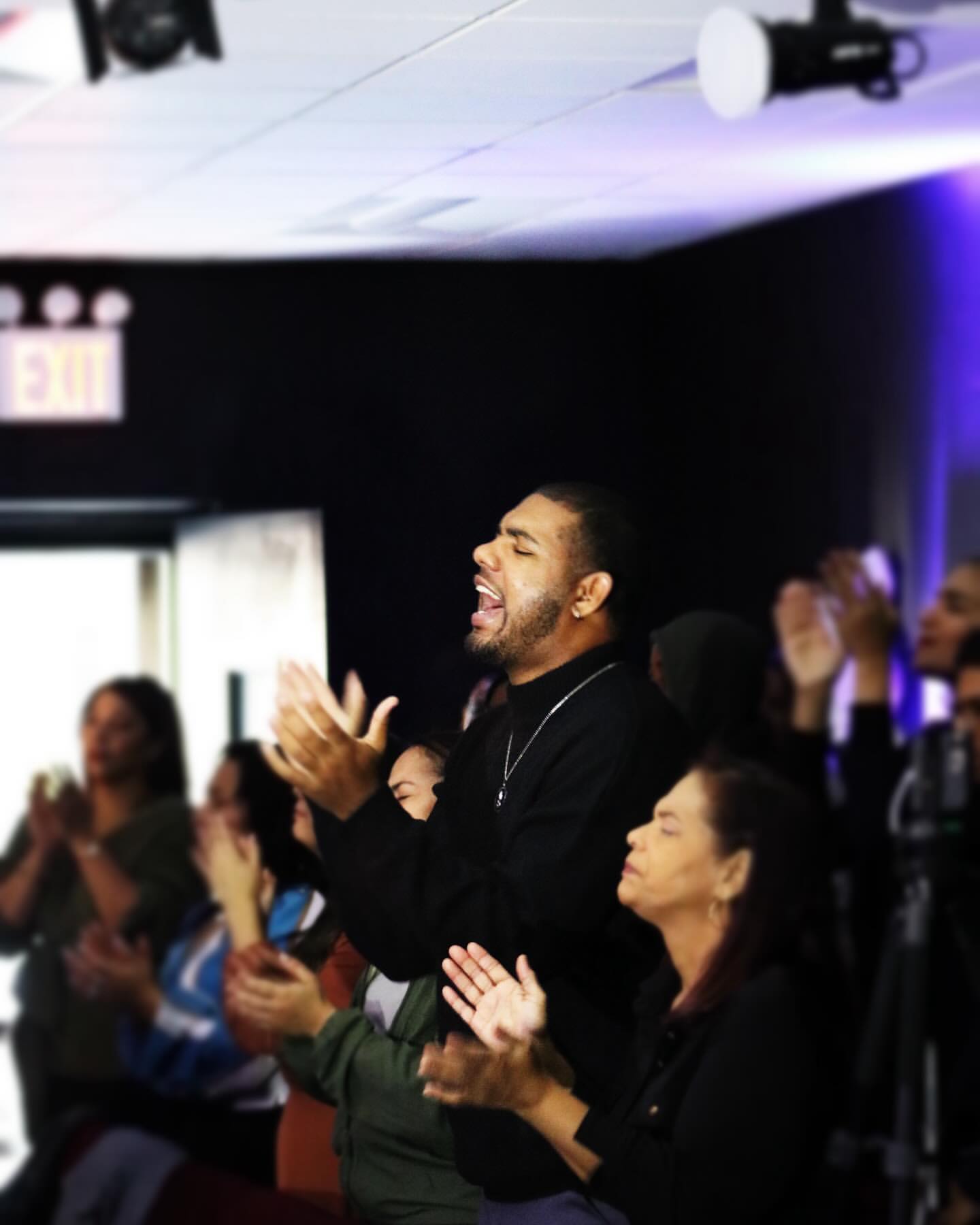 Congregación adorando juntos en Revive Church