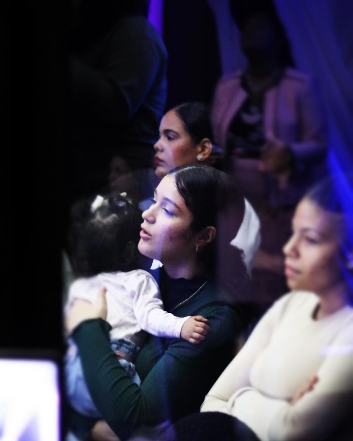 Familias adorando juntas en Revive Church