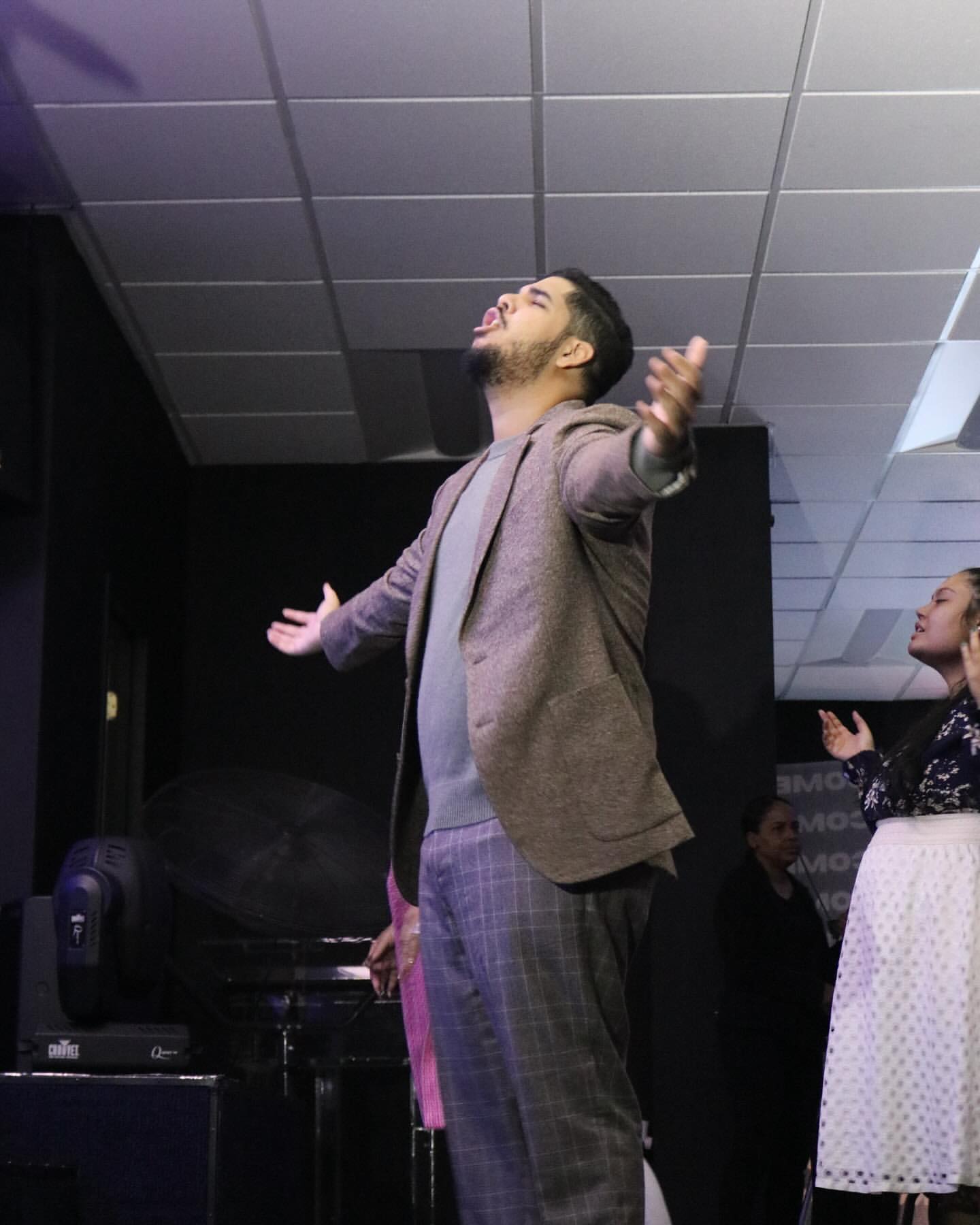 Jóvenes en un momento de adoración en Revive Church
