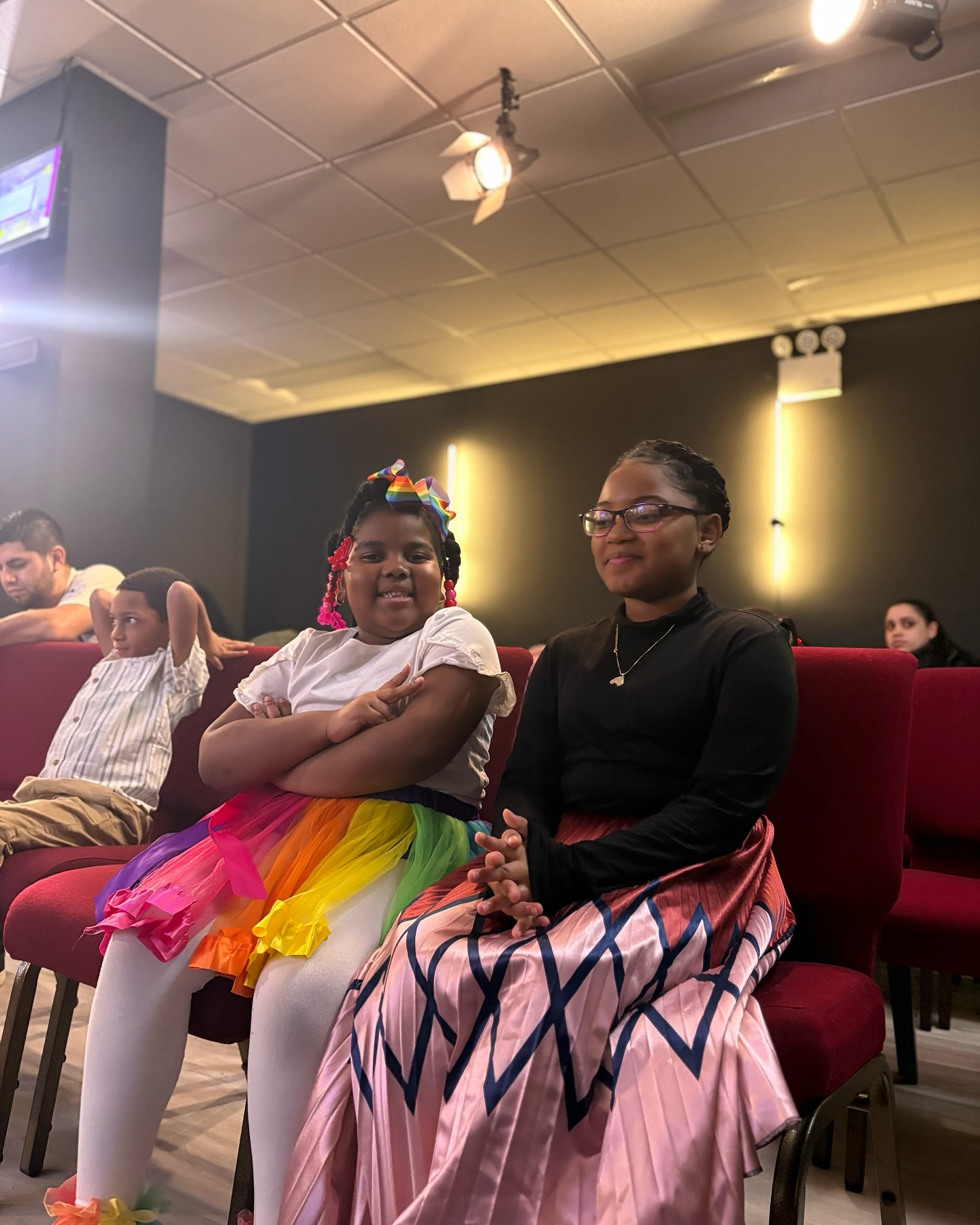 Niñas disfrutando del servicio en Revive Church