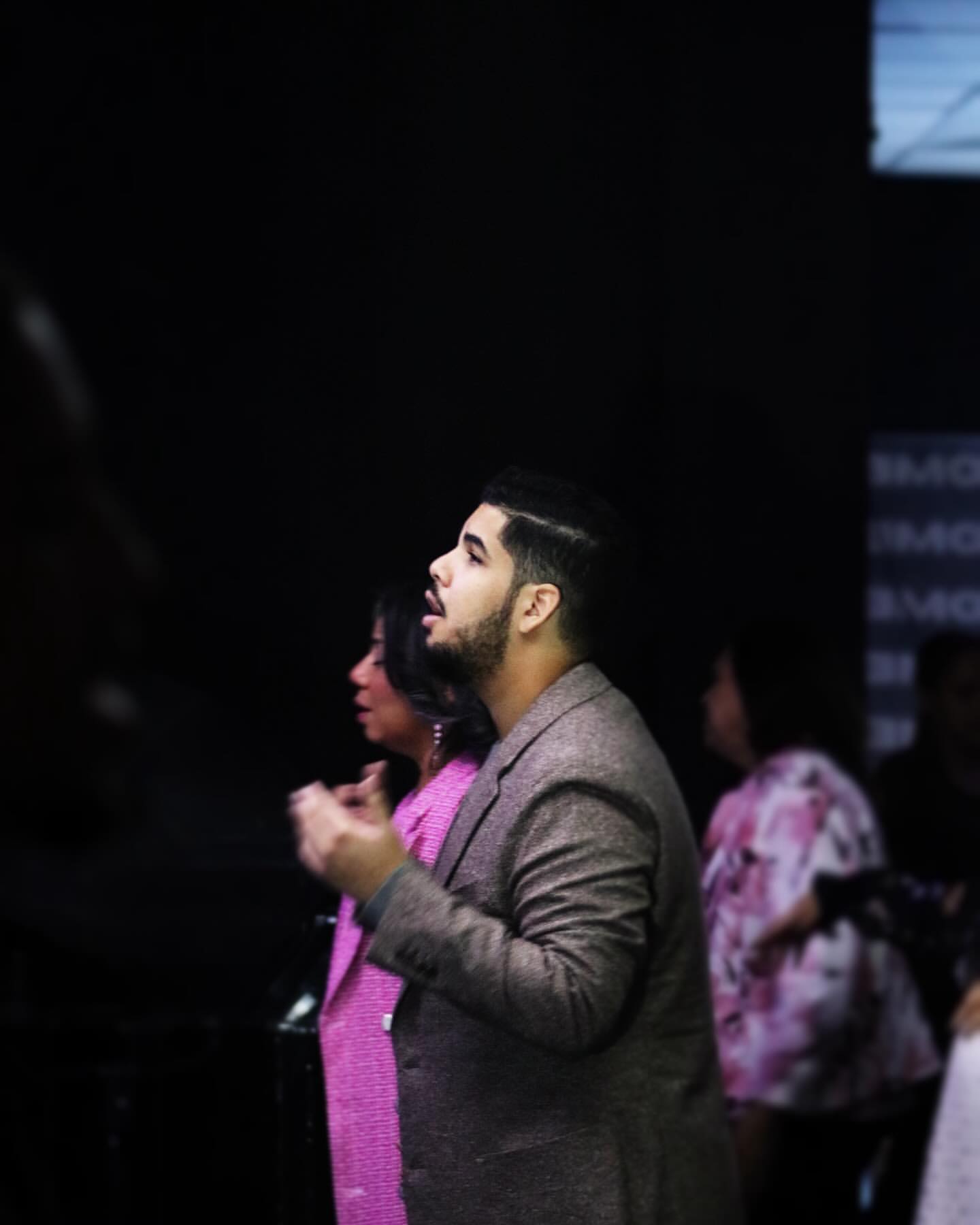 Congregación cantando durante el servicio en Revive Church